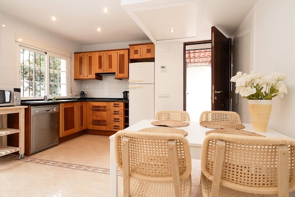 Maison | Cuisine privée | Réfrigérateur, four, batterie de cuisine, vaisselle et ustensiles