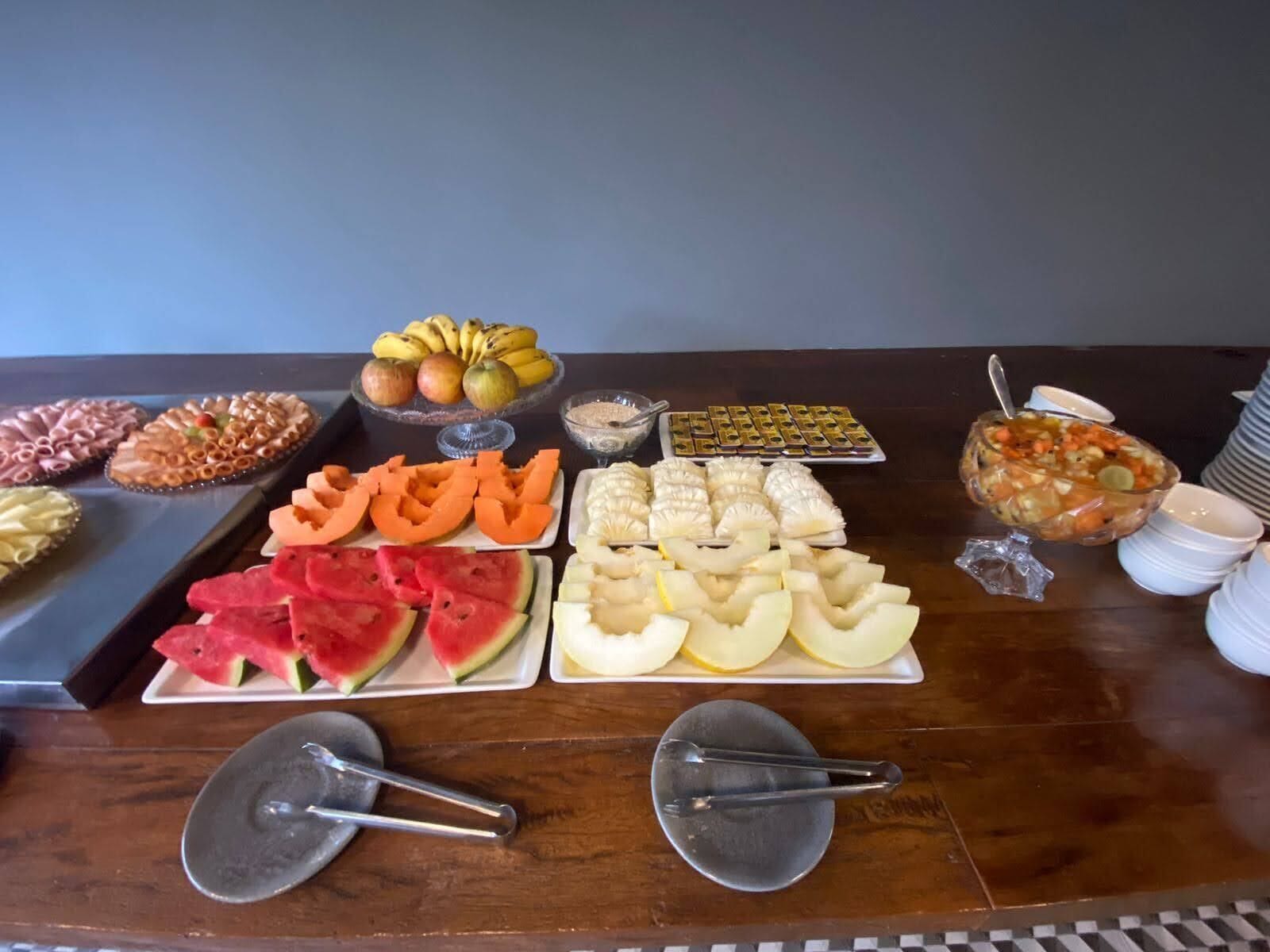Taula de buffet amb diferents fruites, verdures i postres.