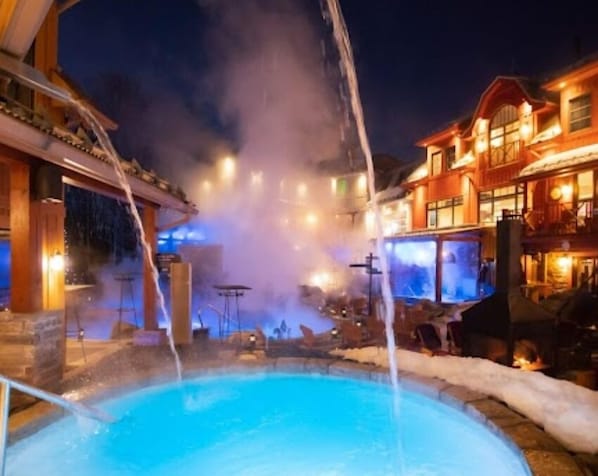 Pool - Blue Lounge - Lafontaine Park - Downtown (Montréal)