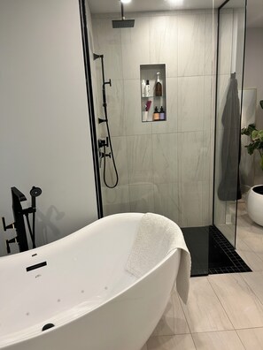 Dusche, Whirlpool, Haartrockner, Bidet