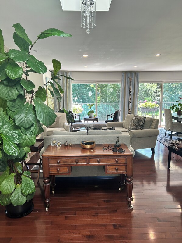 Smart TV, fireplace, computer monitors, printers - Designer 3-bedroom home near downtown in park like setting (Stratford)