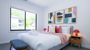 3 bedrooms, desk, iron/ironing board, free WiFi - Manning Retreat - your family haven on Gavan St (Bright)