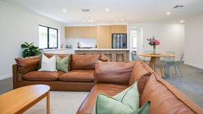 Smart TV, fireplace - Manning Retreat - your family haven on Gavan St (Bright)