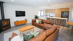 Smart TV, fireplace - Manning Retreat - your family haven on Gavan St (Bright)
