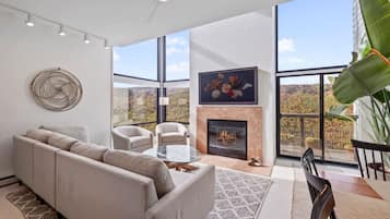 Smart TV, chimenea, tenis de mesa y libros