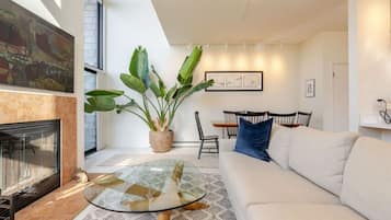 Smart TV, fireplace, ping pong, books