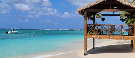 På stranden, solstolar och strandhanddukar