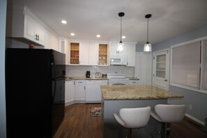 Kjøleskap, mikrobølgeovn, ovn og kokeplater