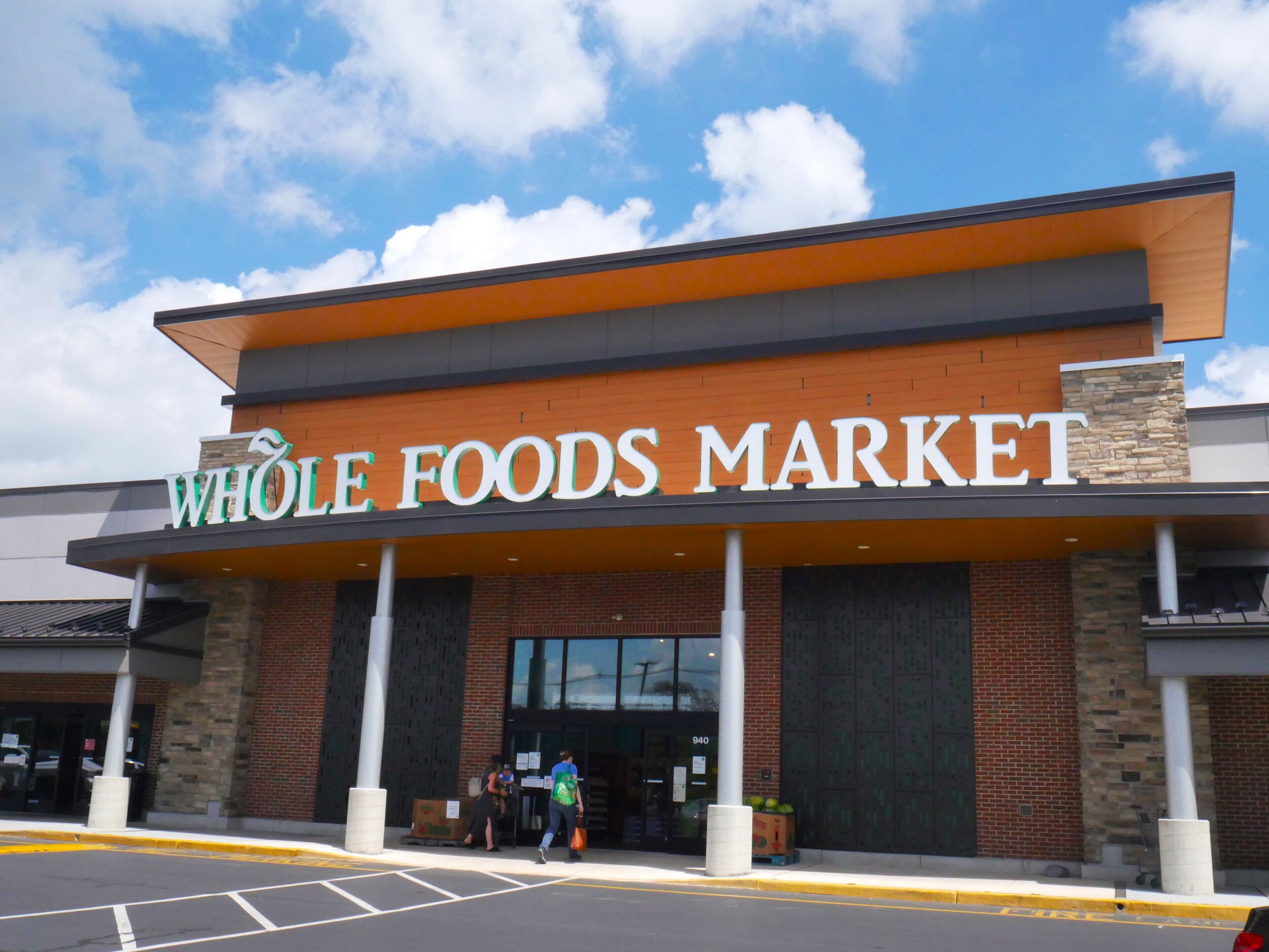 Het uiterlijk van een Whole Foods Market, met een heldere lucht en een gevel van baksteen.
