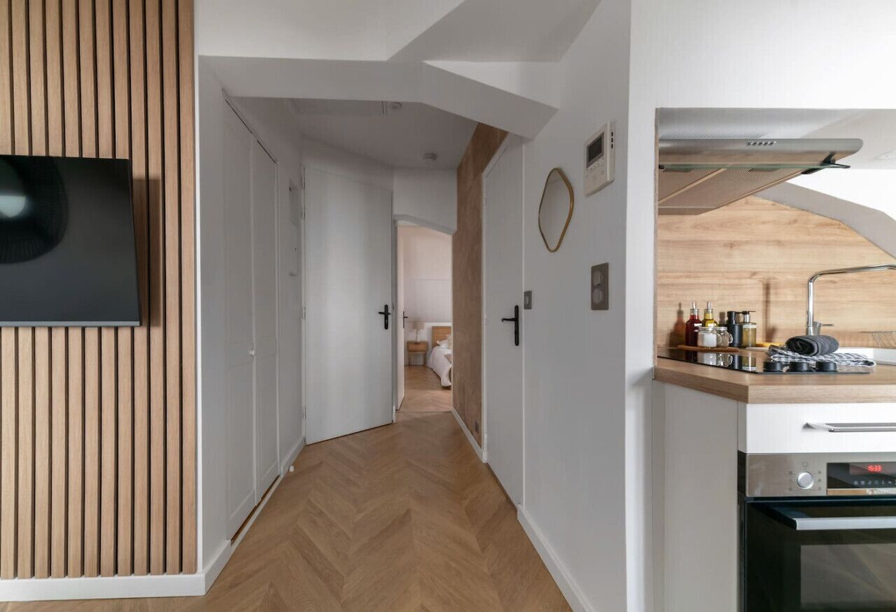 Fridge, microwave, oven, coffee/tea maker