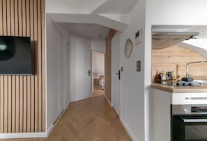 Kühlschrank, Mikrowelle, Ofen, Wasserkocher mit Kaffee-/Teezubehör