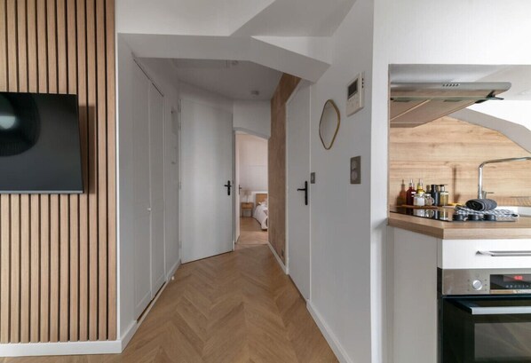 Kühlschrank, Mikrowelle, Ofen, Wasserkocher mit Kaffee-/Teezubehör