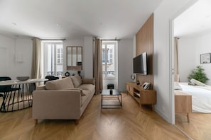 2 Schlafzimmer, Schreibtisch, Bügeleisen/Bügelbrett, Reisekinderbett