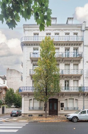 Luokittelematon kuva, 4 kautta 44, painike