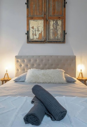 تجهيزات عازلة للصوت ومكواة/لوح كي وسرير سفر وواي فاي