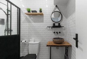 Haartrockner, Handtücher, Toilettenpapier