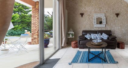Maison indépendante dans propriété avec piscine.