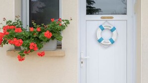 Una puerta blanca con un panel de vidrio y un flotador colgado.
