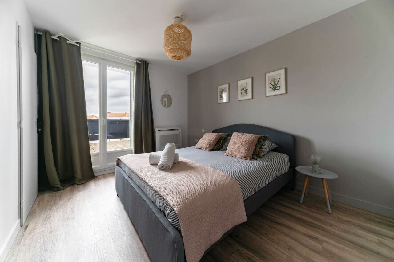 2 chambres, bureau, fer et planche à repasser, lit parapluie