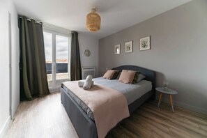 2 soverom, skrivebord, strykejern/-brett og reiseseng for barn