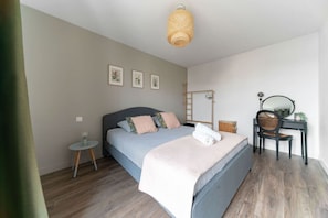 2 bedrooms, desk, iron/ironing board, travel crib