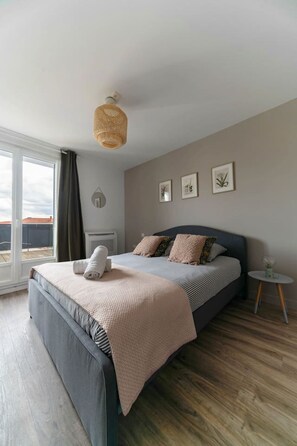 2 slaapkamers, een bureau, een strijkplank/strijkijzer, reisbedje