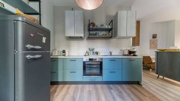 Een koelkast, een microgolfoven, een oven, een vaatwasser