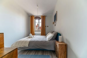 1 slaapkamer, een bureau, een strijkplank/strijkijzer, reisbedje