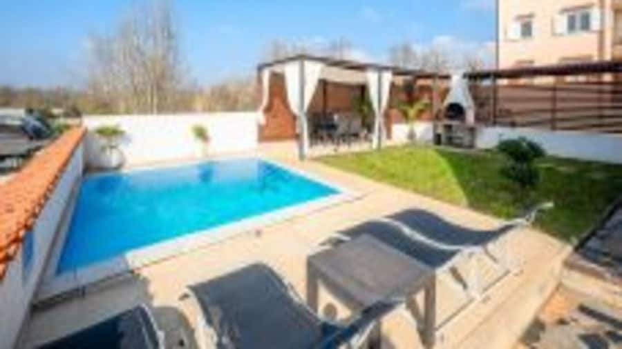 Beautiful Apartment With Parking Space