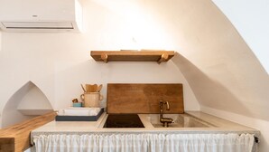 Una cocina con encimera de madera, un fregadero y una estufa empotrada.