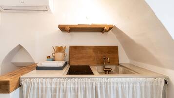 Réfrigérateur, batterie de cuisine, vaisselle et ustensiles