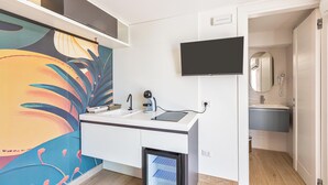Een moderne badkamer met een grote spiegel, een wastafel en een toilet.