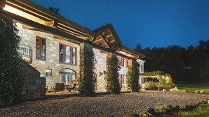A stone building with a balcony and a gravel driveway. - Cascina Monferrato 12, Emma Villas (Sala Monferrato)