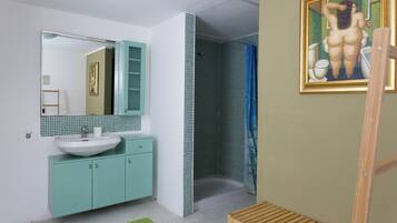 Dusche, Haartrockner, Bidet, Handtücher