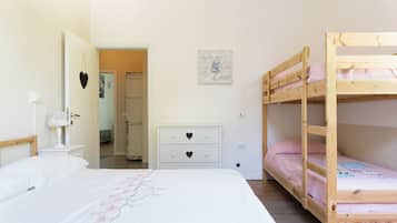 6 bedrooms, iron/ironing board, WiFi (free), bed sheets