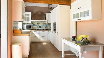 Coffee/tea maker, fridge, microwave, oven