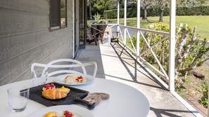 Outdoor dining - Ekhaya Homestead Berry (Bundewallah)