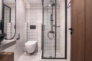 Shower, hair dryer, bidet, towels