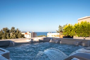 Outdoor spa tub - Ανακαλύψτε την πολυτέλεια και την άνεση που αναζητάτε στις διακοπες σας.   (Rethymno)