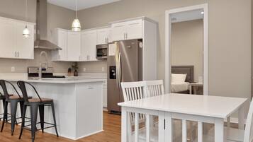 House, Multiple Beds (Cocktails) | Dining