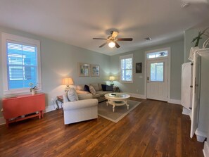 Ferienhaus, 1 King-Bett und Schlafsofa (Barefoot Cottage B37 - The B's Knees) | Wohnbereich