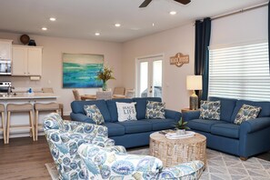 Casa, varias camas (Coastal Oasis) | Área de sala de estar