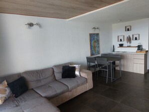 TV connectée, table de tennis de table, livres