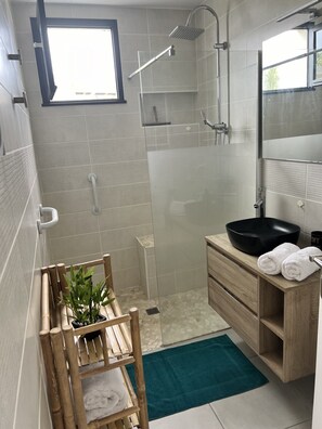 Dusche, Haartrockner, Handtücher, Seife