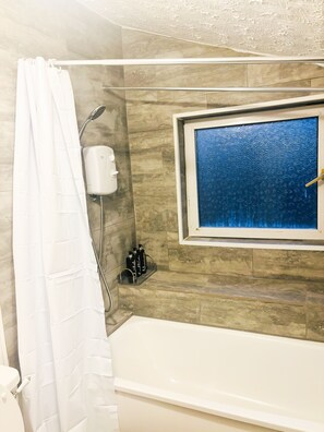 Ferienhaus | Badezimmer | Komfortbadewanne, Haartrockner, Handtücher