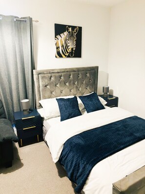 2 عدّة غرف نوم ومكواة/لوح كي وواي فاي مجانًا وملاءات أسرّة