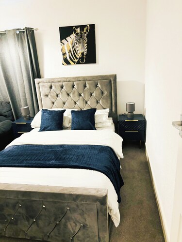 Convenient Home - Sleeps 6 - Parking - Garden