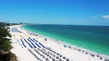 Camastros y toallas de playa