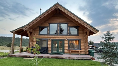 Dutch John Adventure Outpost—2800 Sq Ft, log home, private Pickleball Court