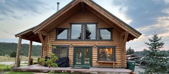 Dutch John Adventure Outpost—2800 Sq Ft, log home, private Pickleball Court